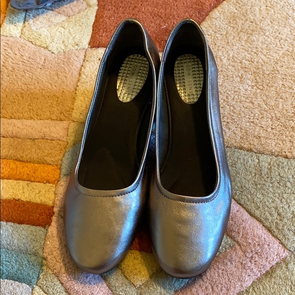 Silver Heels - Picture 3 of 7